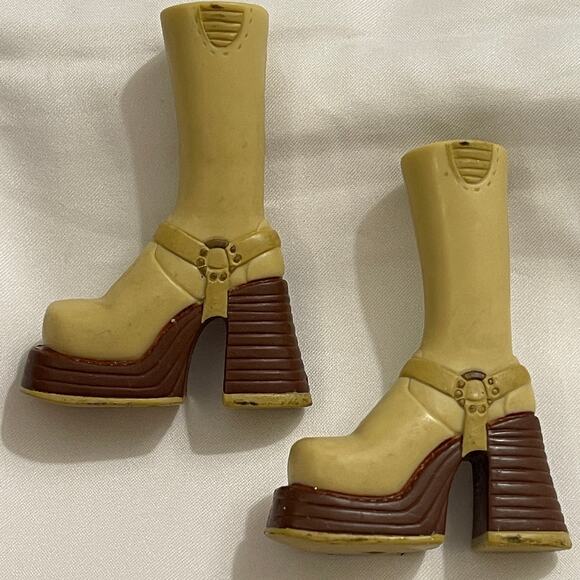 Bratz Footwear Express it Olive & Brown Platform Boot Brown Sole Buckle - Picture 3 of 5